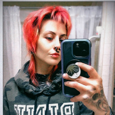 Em Kay (Luna Lox)